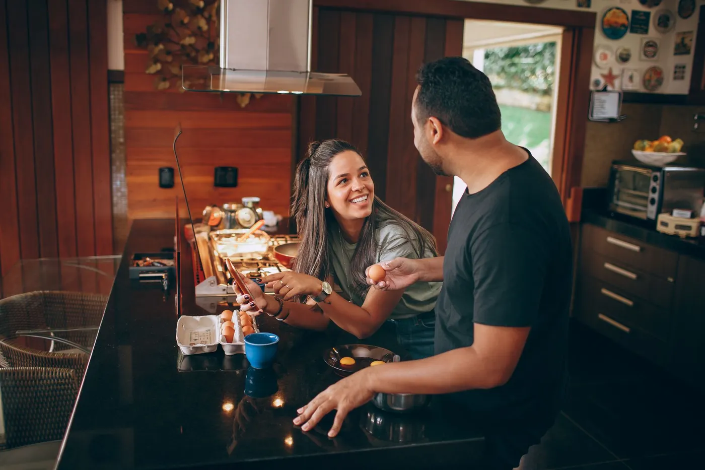 Una pareja preparando el desayuno juntos en una cocina cálida