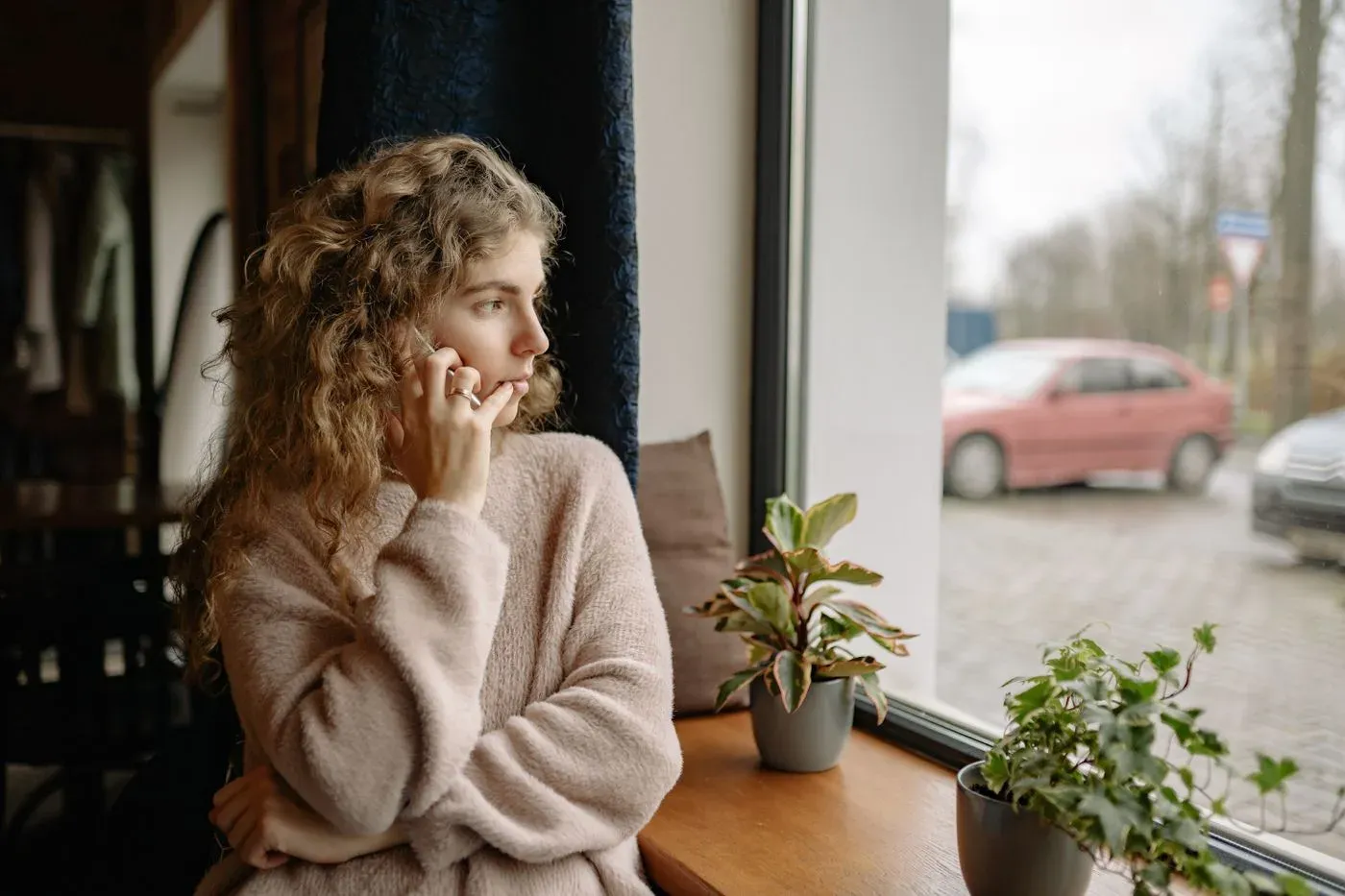 Mujer preocupada mirando su teléfono