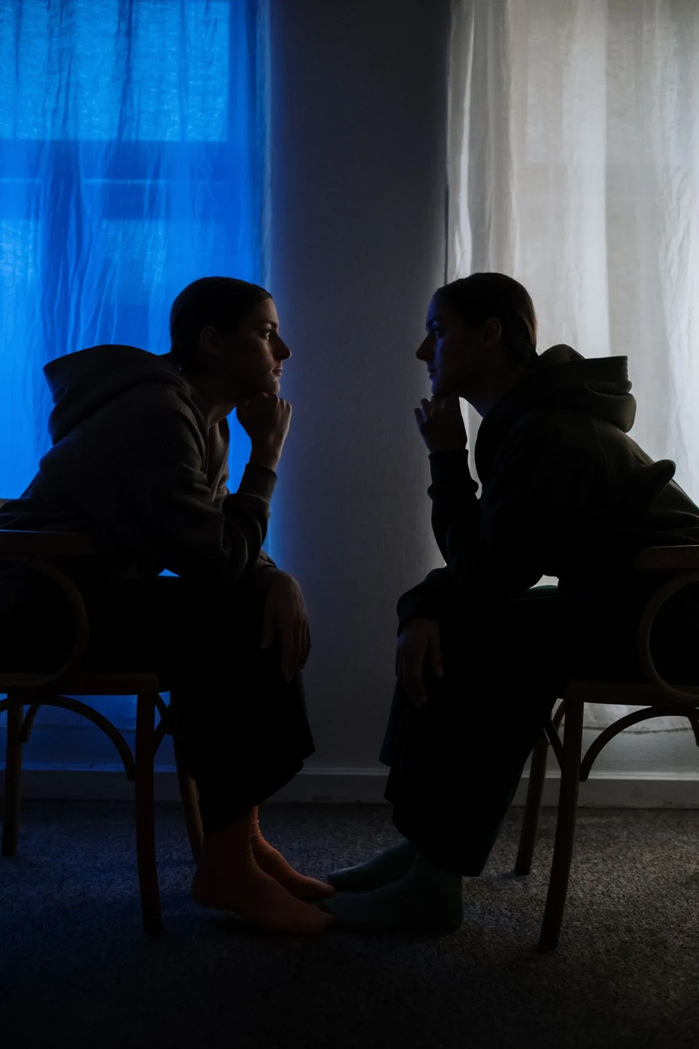 Pareja en un momento de tensión emocional