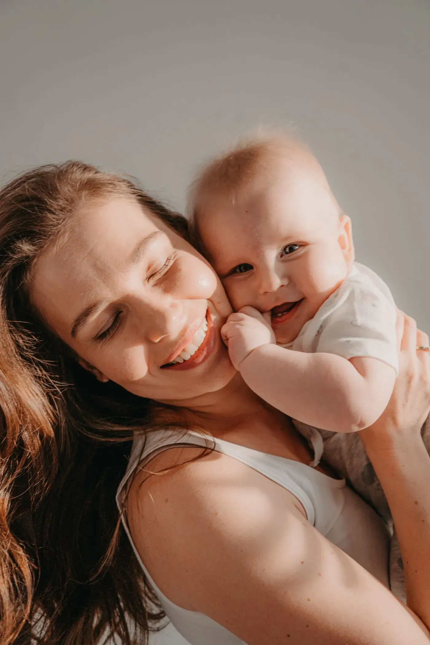Madre sosteniendo a su bebé con ternura