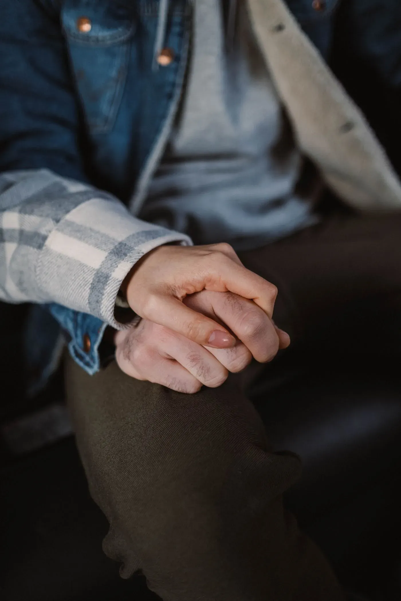 Manos de una pareja entrelazadas con calidez
