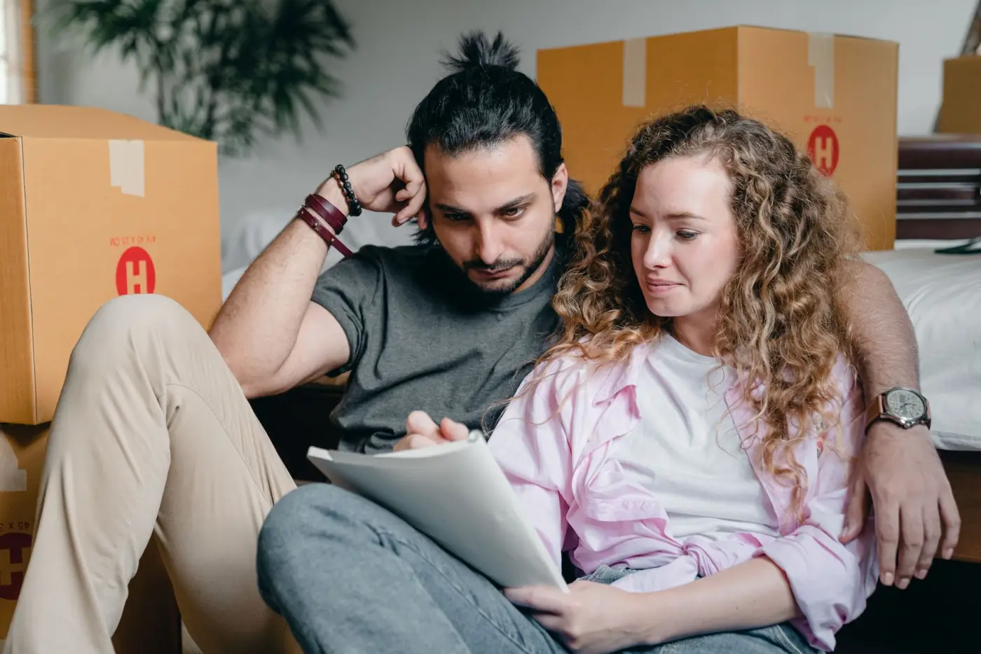 Pareja escribiendo un plan compartido en una libreta