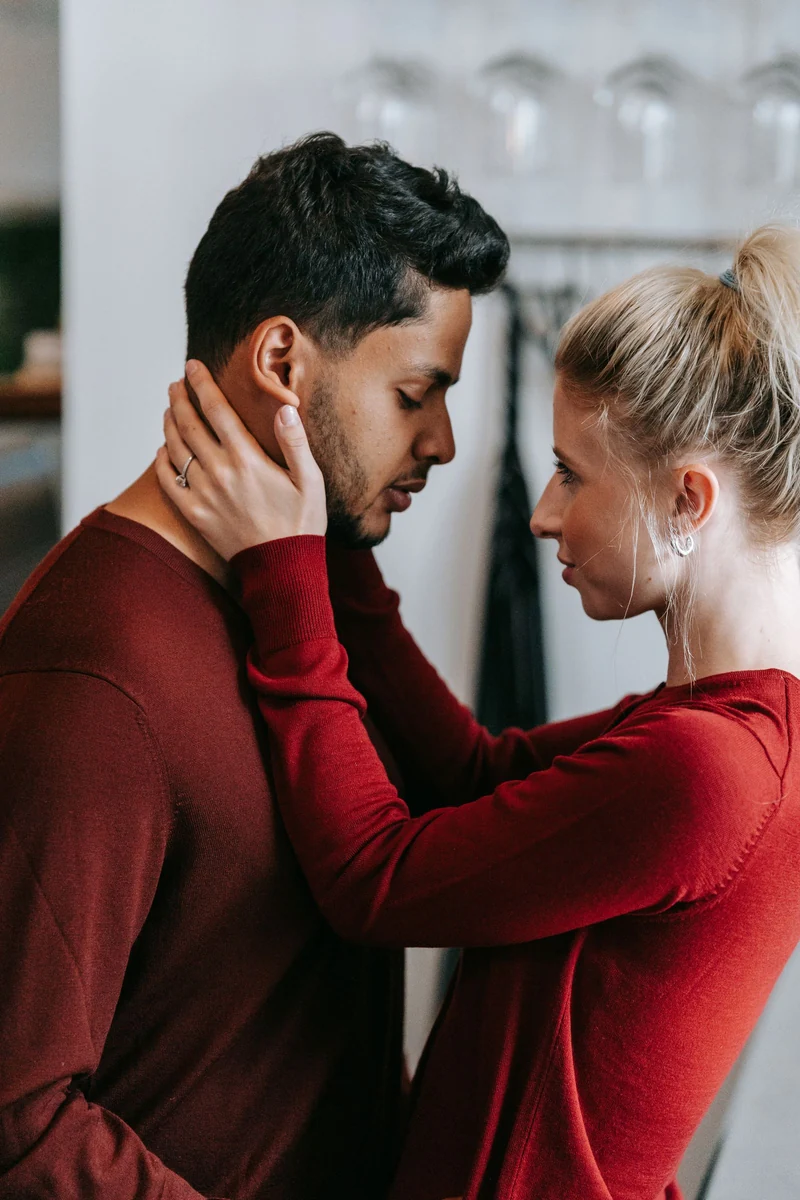 Pareja abrazándose con ternura, reconciliándose